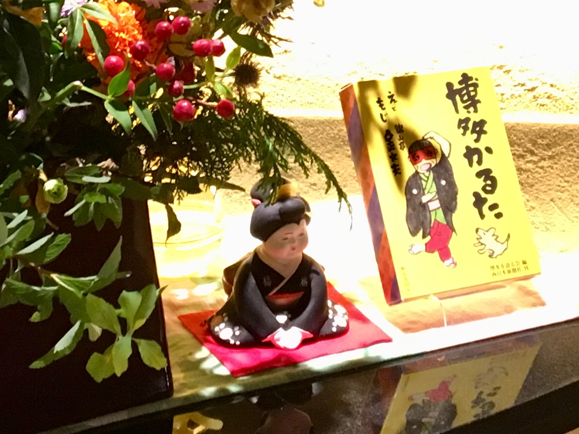 博多華味鳥の置物と博多かるた