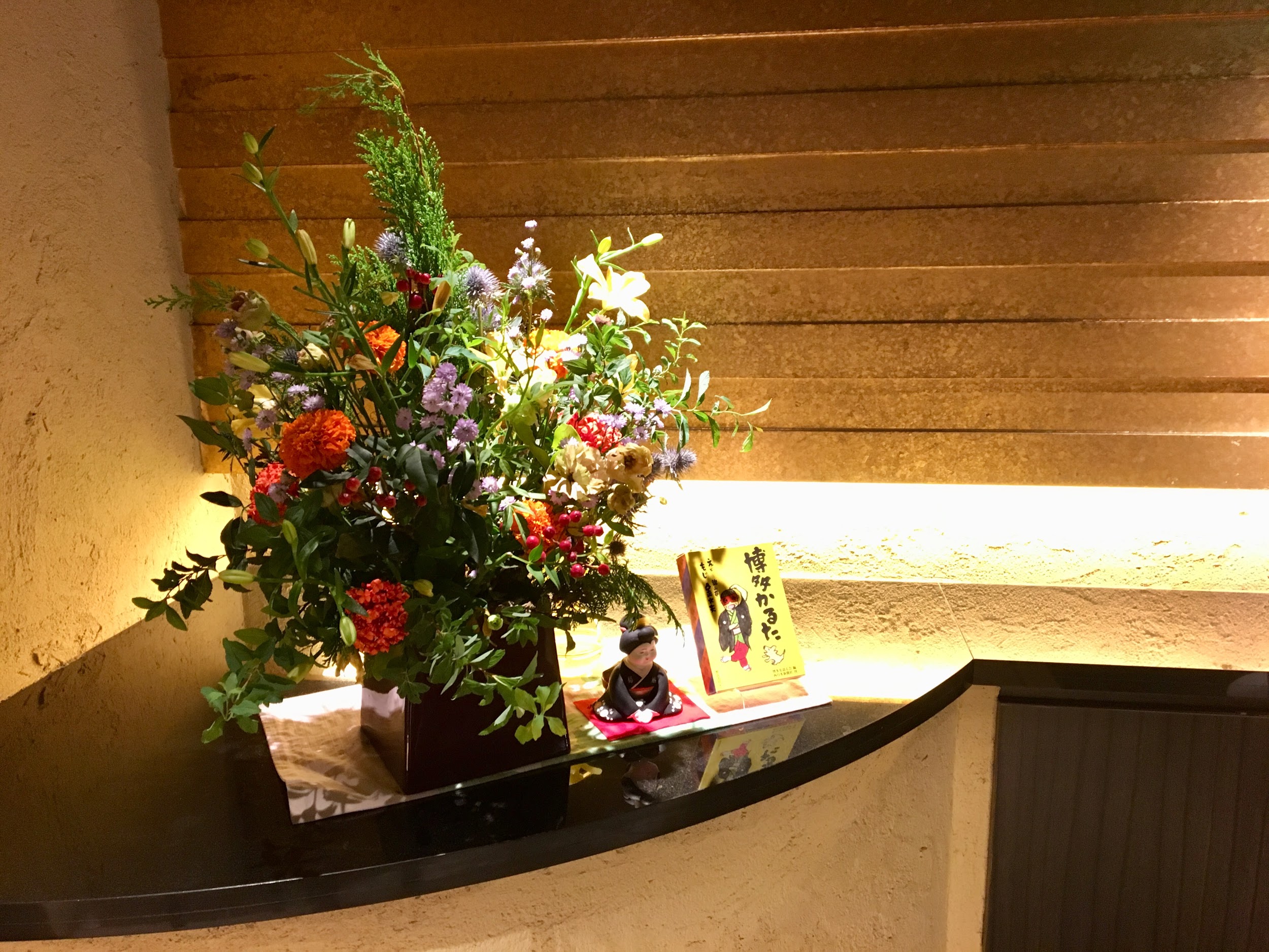 博多華味鳥の置物と博多かるた