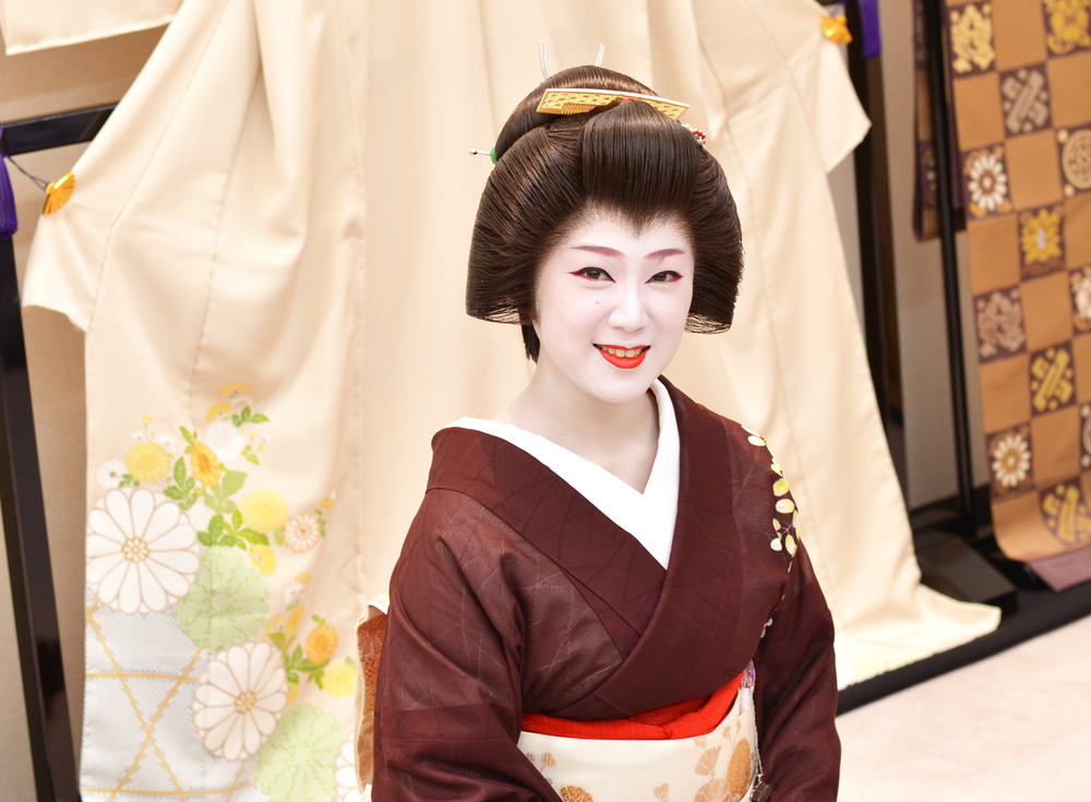 銀座店イベント 祇園東の人気美人芸妓 つね桃さんの すっぴん浴衣からお化粧 お着付け 着物 和 京都に関する情報ならきものと