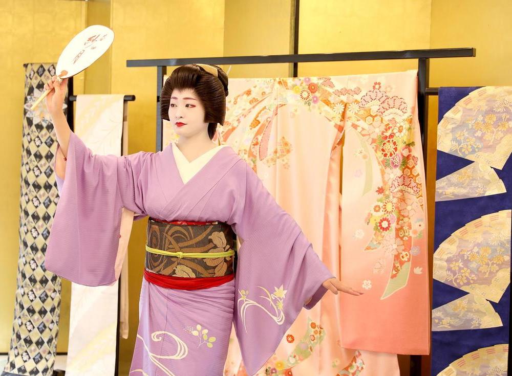 花街の人気芸妓 紗月さん 〜舞披露と記念撮影〜