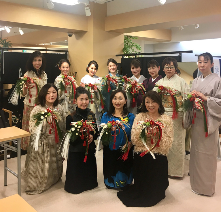 和のお花アレンジの会 2020年を寿ぐあでやかなお正月飾り ”chamie chamie flower” 主宰・佐藤いづみ先生