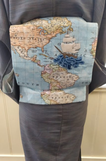 世界地図柄の帯をあわせて