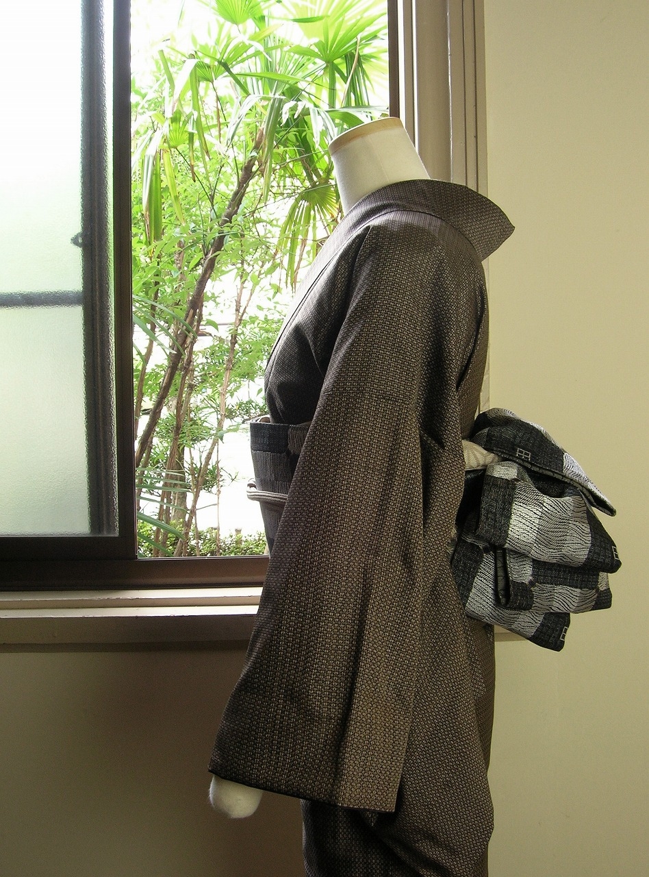 男物の大島をすっきりと着こなす