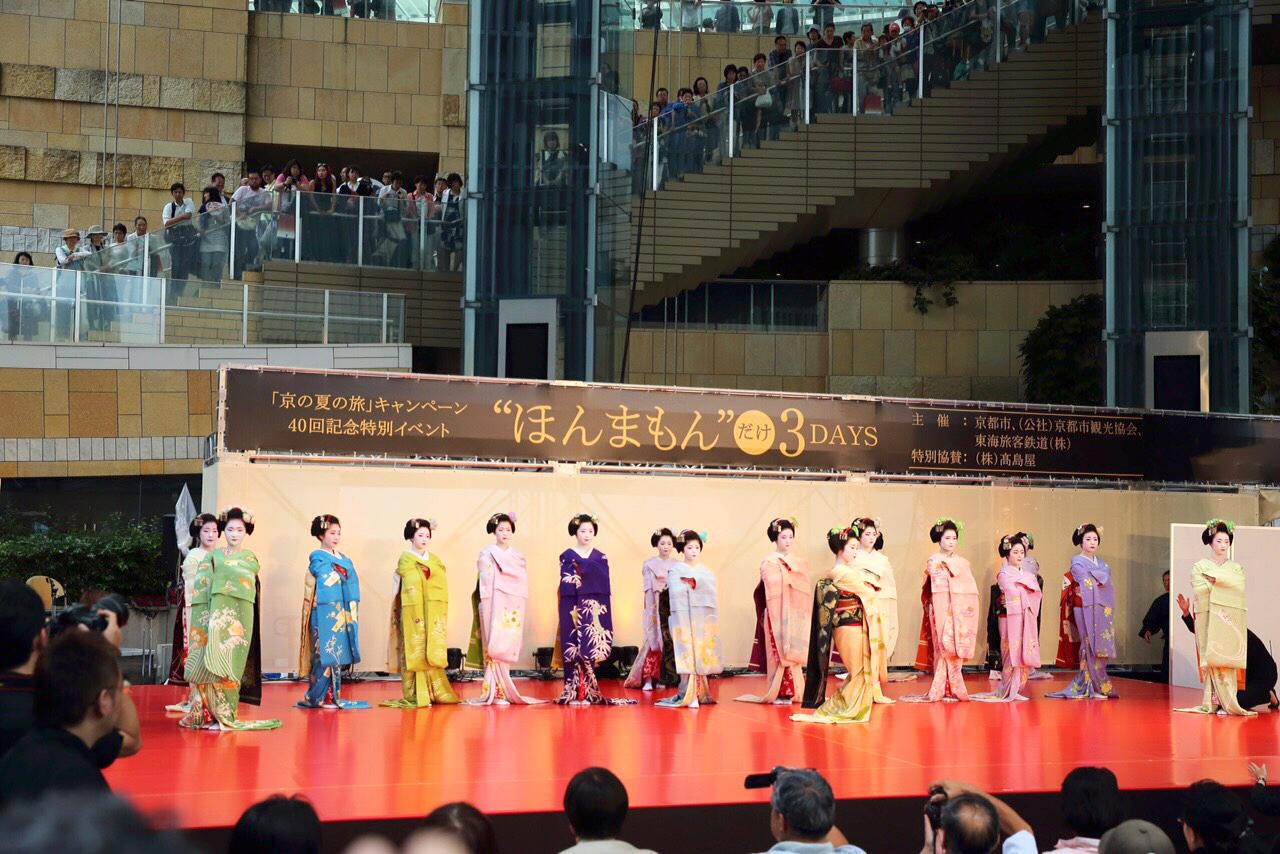 六本木ミッドタウンで舞の披露