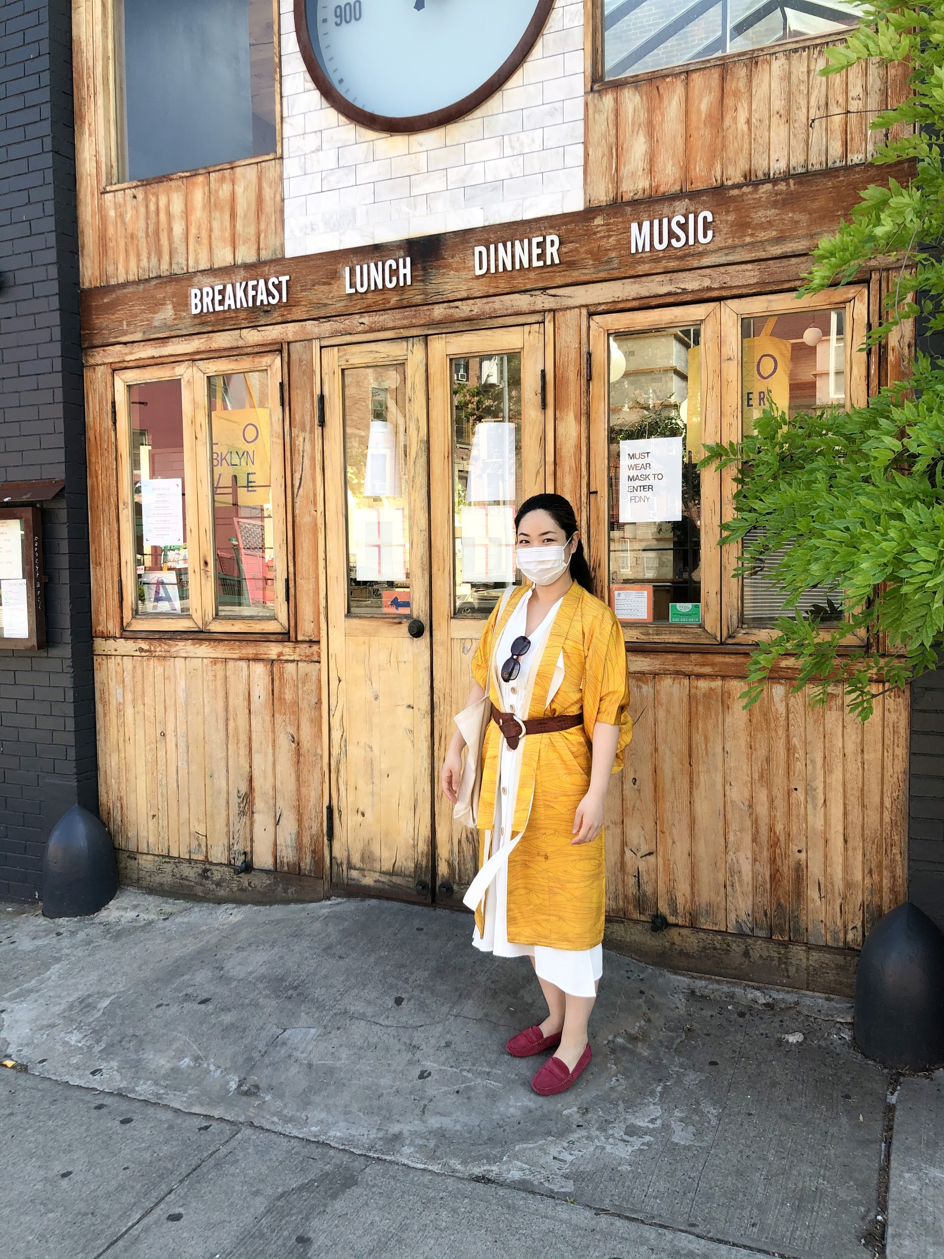 お目当てのお店は残念ながらクローズ