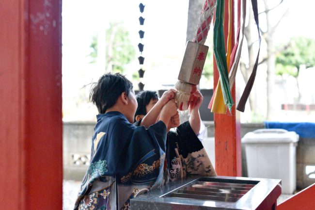 晴れ着姿で神社へ