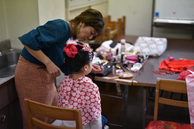 現役で活躍するヘアメイクアーティストや着付け師が支えあって