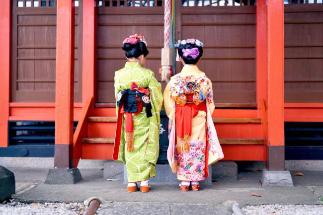 鮮やかな晴れ着姿がかわいらしい七五三