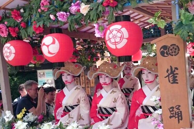 祇園街は「雀踊り」を舞う