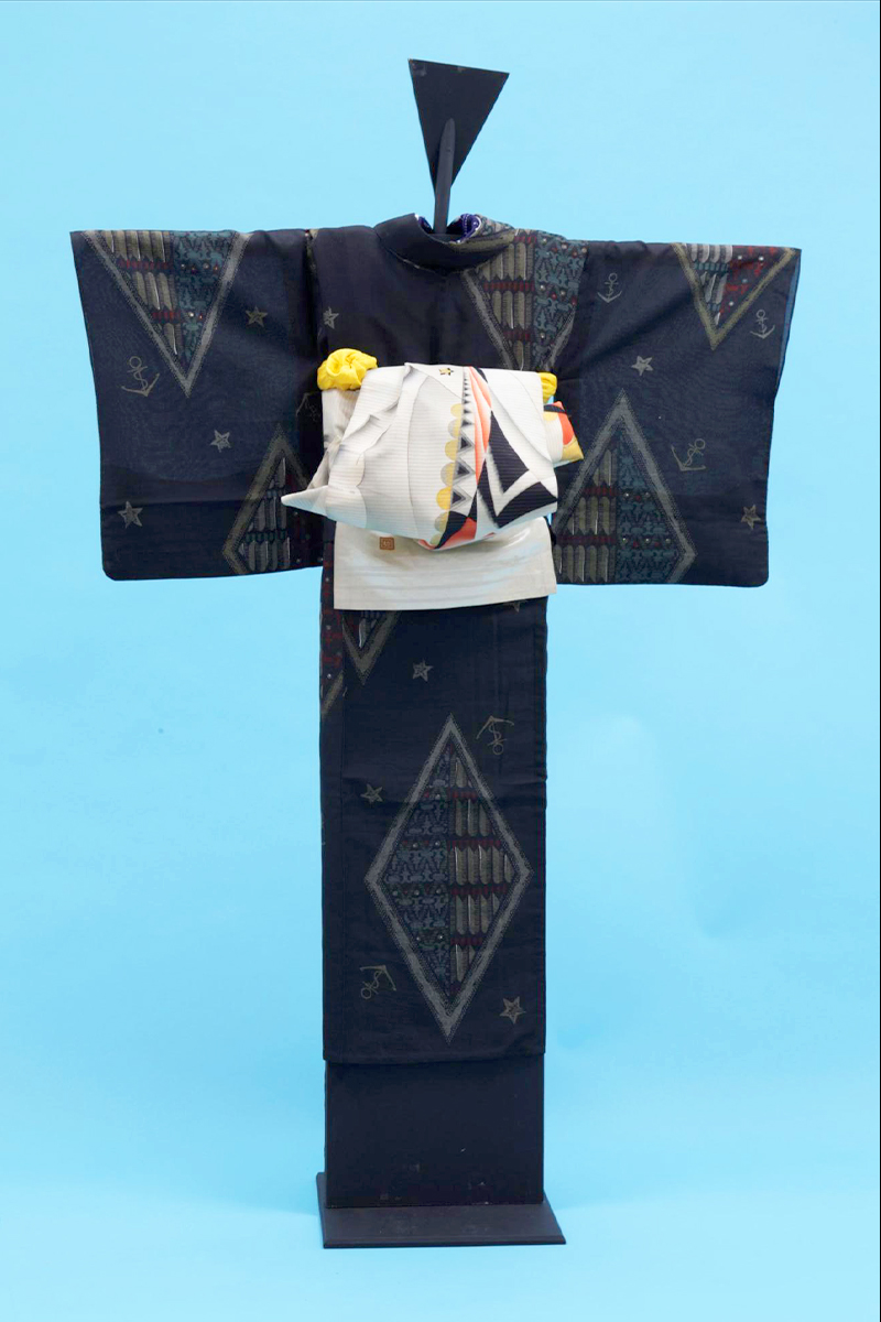 帯はアール・デコ調の船が描かれた絽の腹合わせ帯