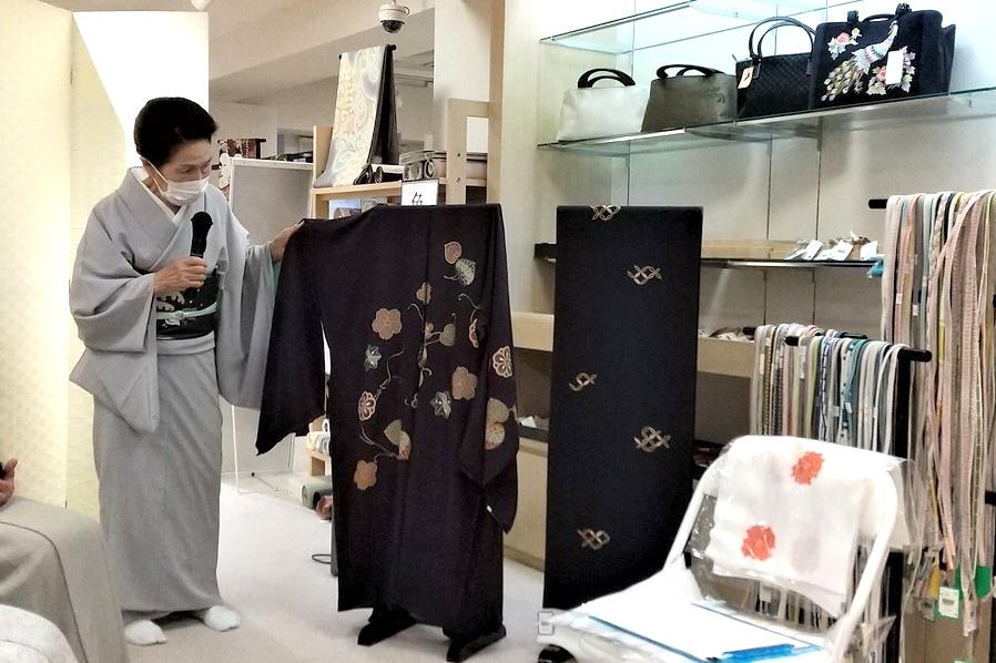 羽織ついて熱心にトークする大久保先生