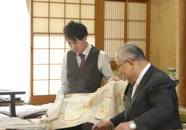 インタビューに応じる渡辺店長