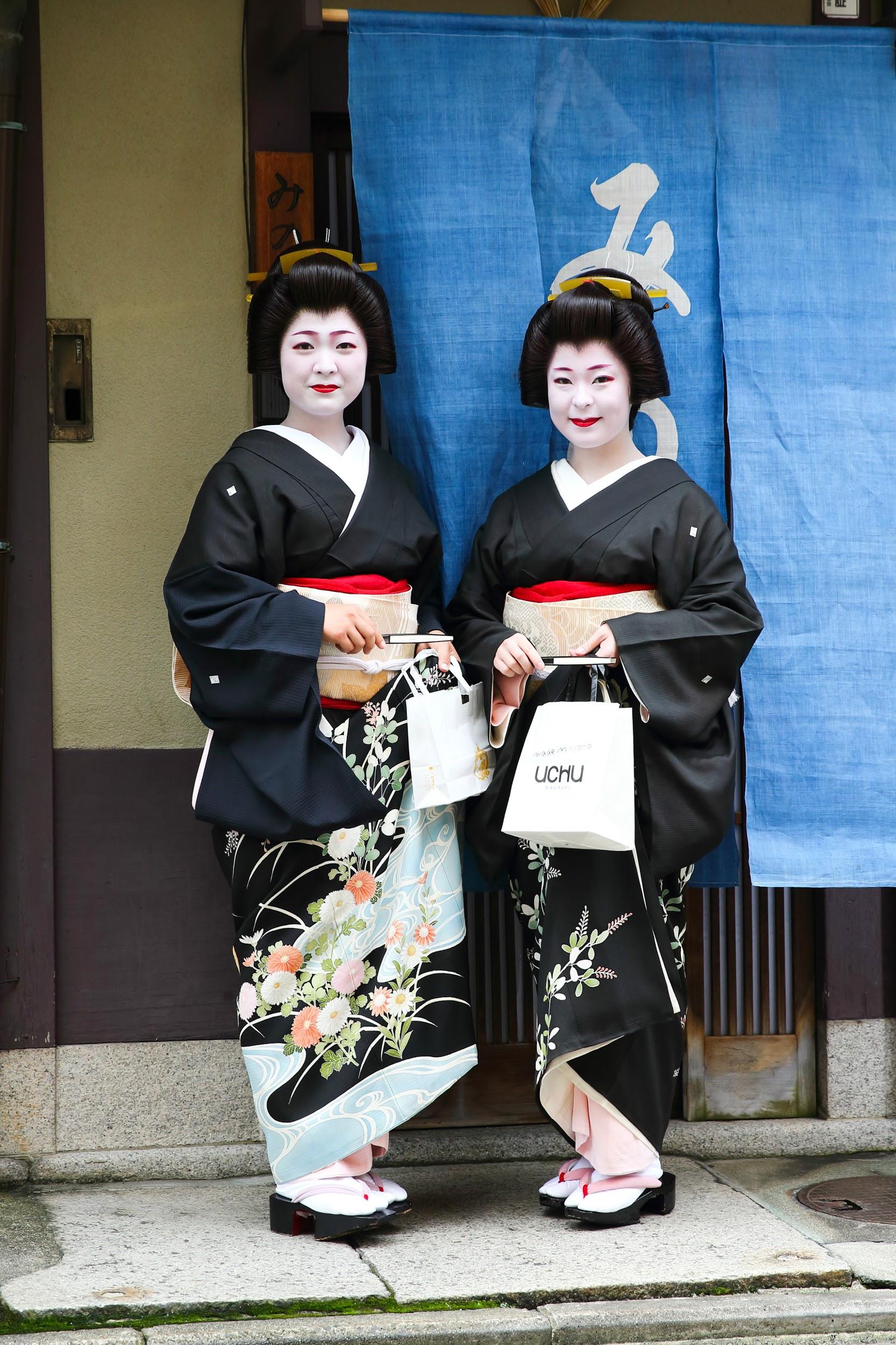 挨拶回りに向かう芸妓さん