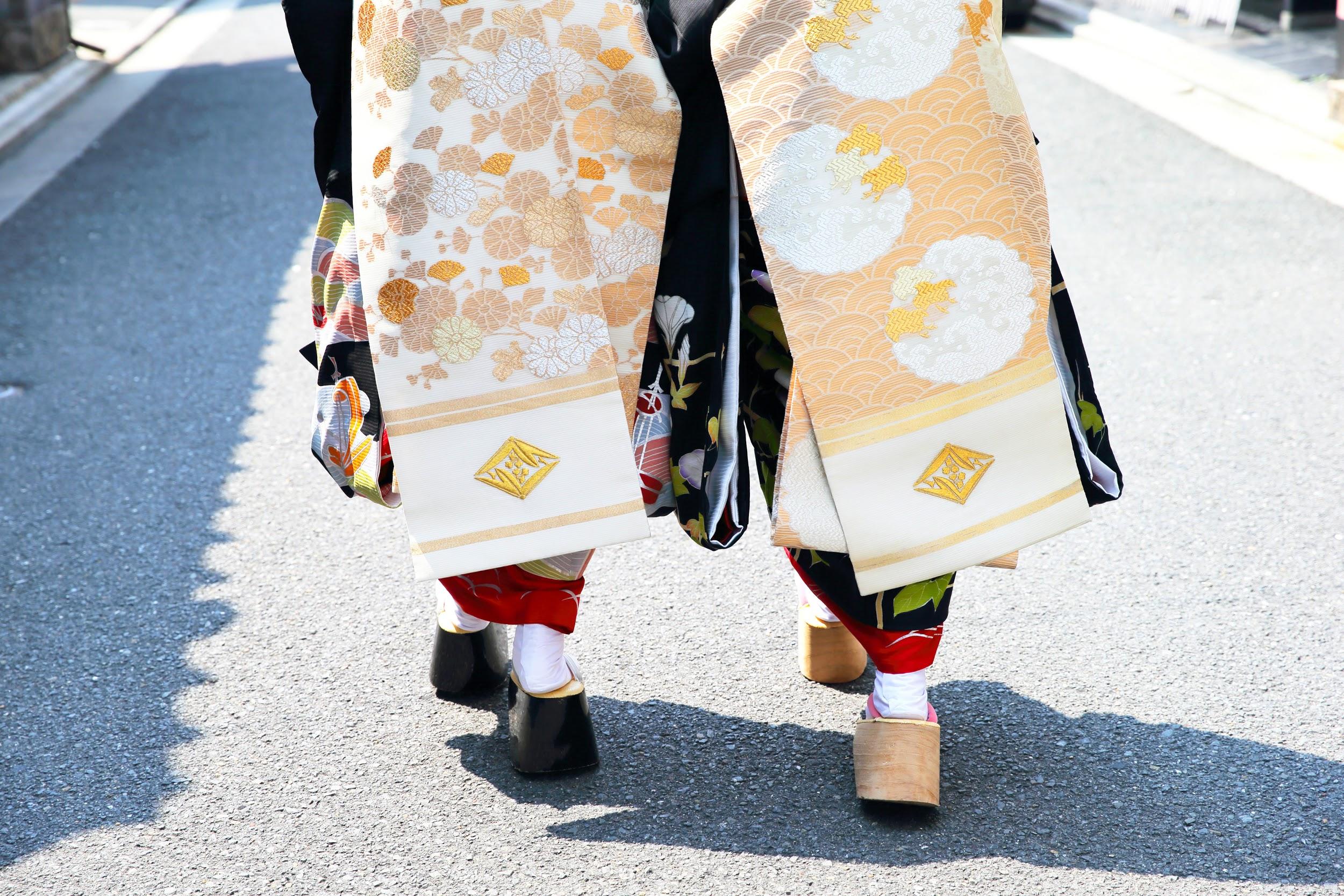 挨拶回りに向かう舞妓ちゃん