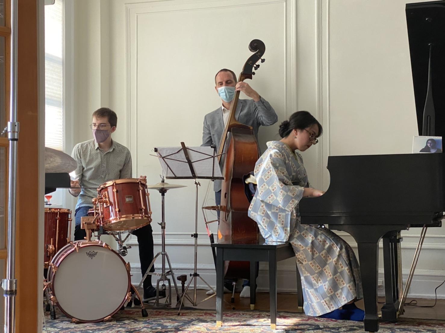 着物でJAZZの演奏
