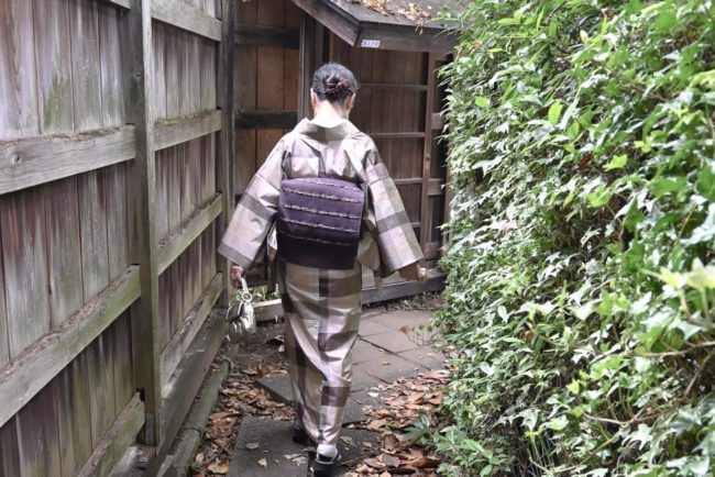 秋単衣は、さらっとした縞大島と軽い八寸帯で始めたい 「つむぎ 秋単衣は、さらっとした縞大島と軽い八寸帯で始めたい 「つむぎ