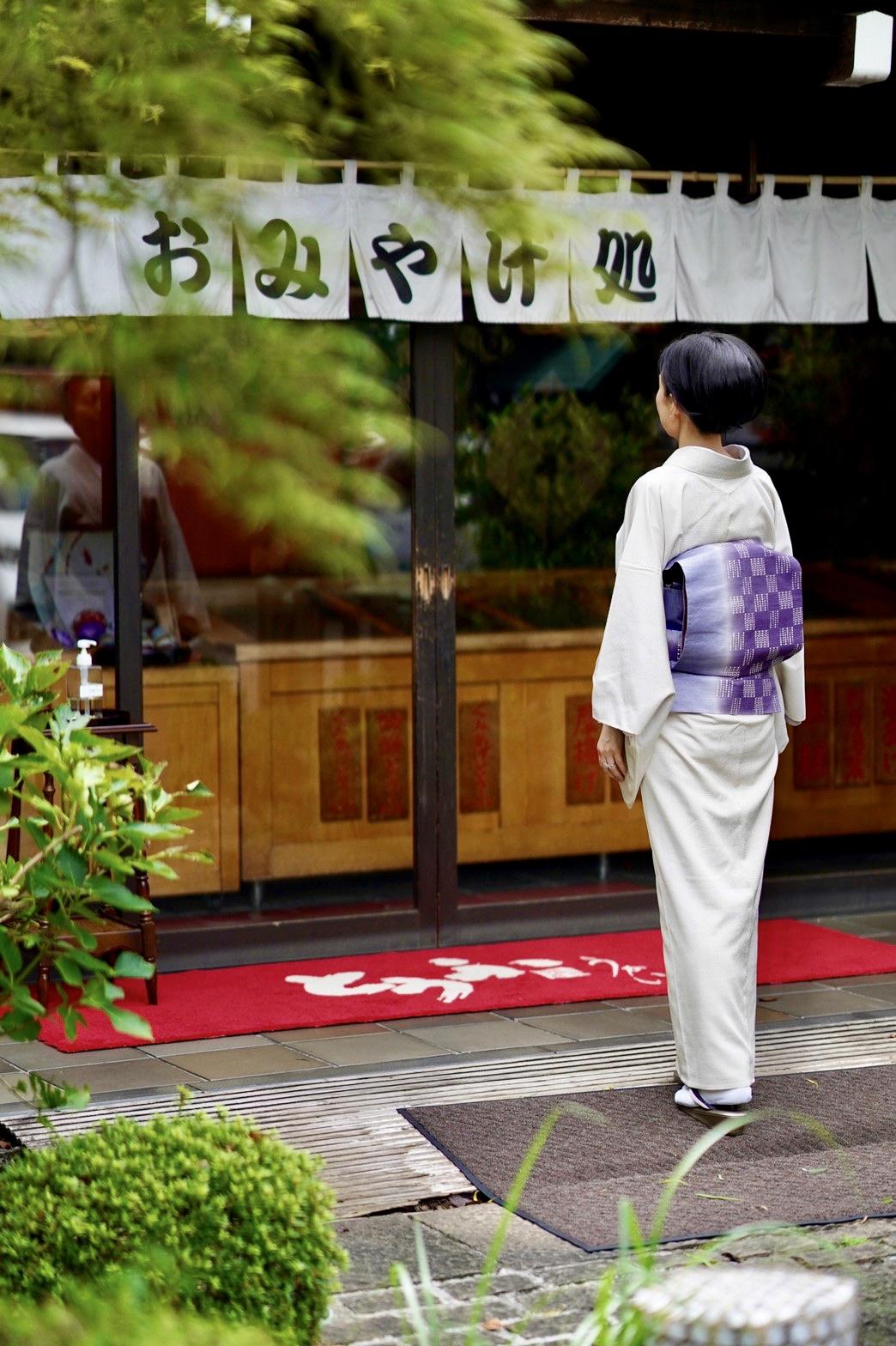 近隣に住む方々も頻繁に買いに来られるおみやげ処