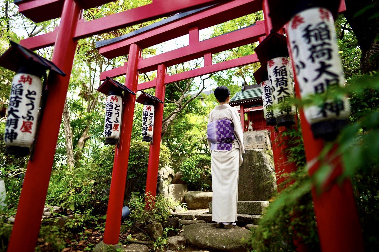 中庭には稲荷神社、東屋があったりと散策も楽しい！