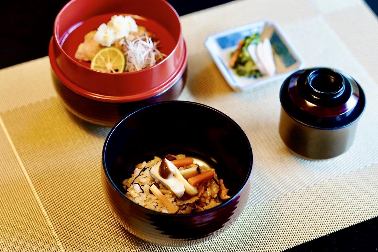 「五目ご飯」は大きく食感の良い大黒しめじが乗って季節を感じます