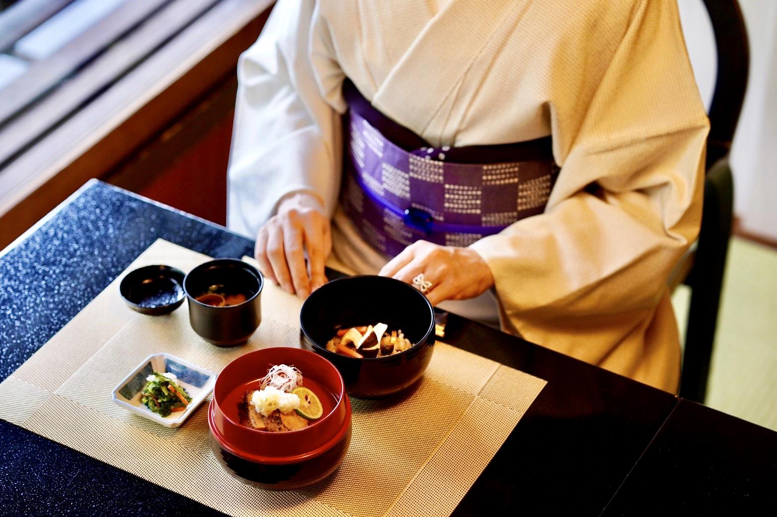 「鶏照り焼き」はしっとり柔らかい鶏皮目が香ばしく炙られていました