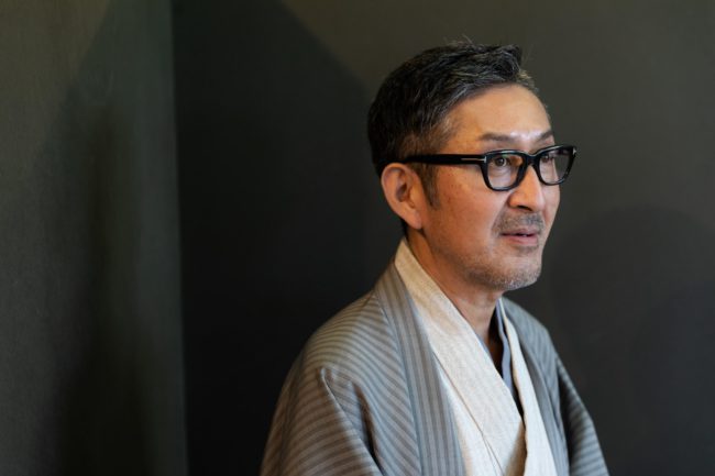 長身の着物姿がハッと注目を集める