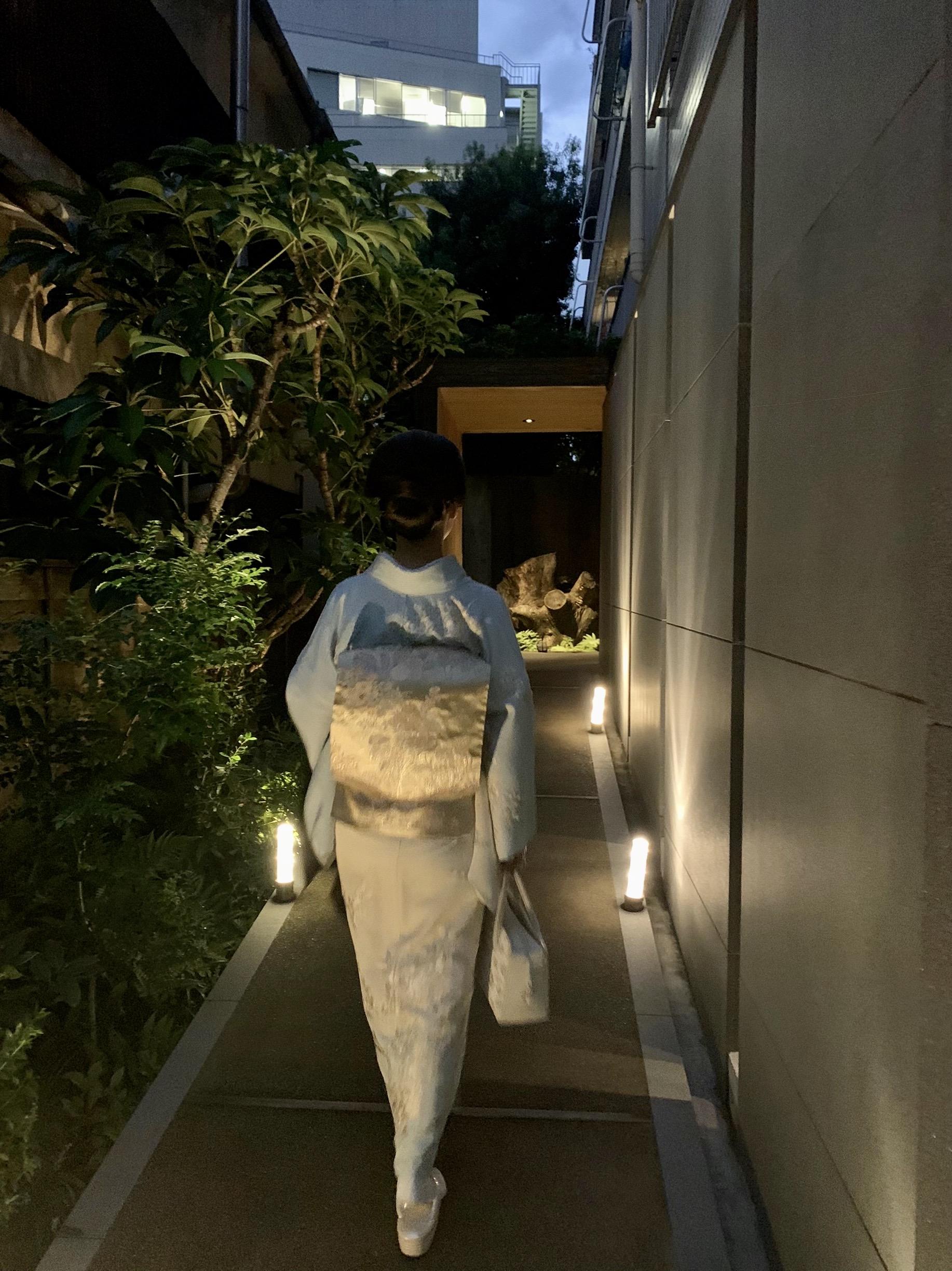 お店へ続く小路
