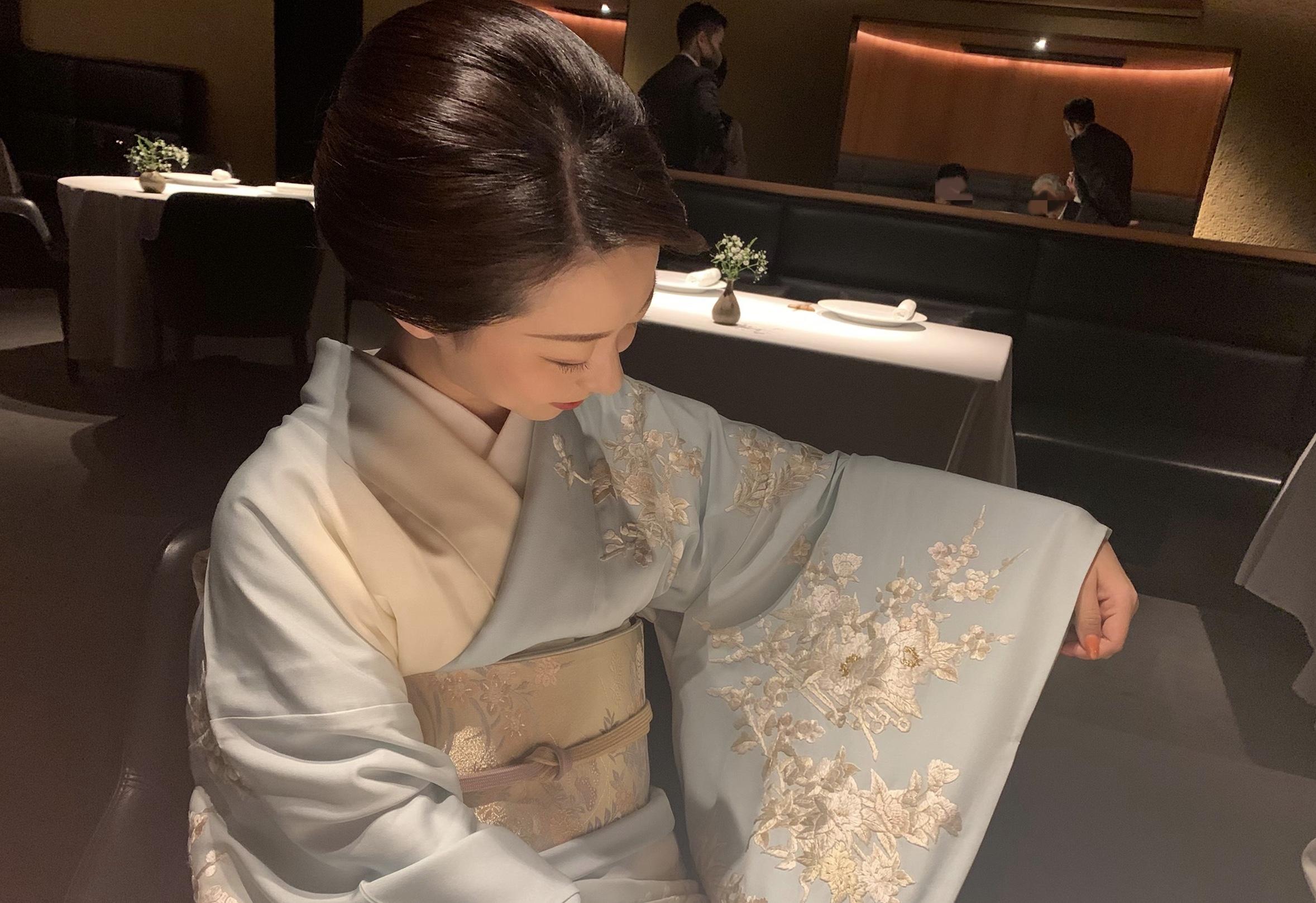 左袖を見つめる