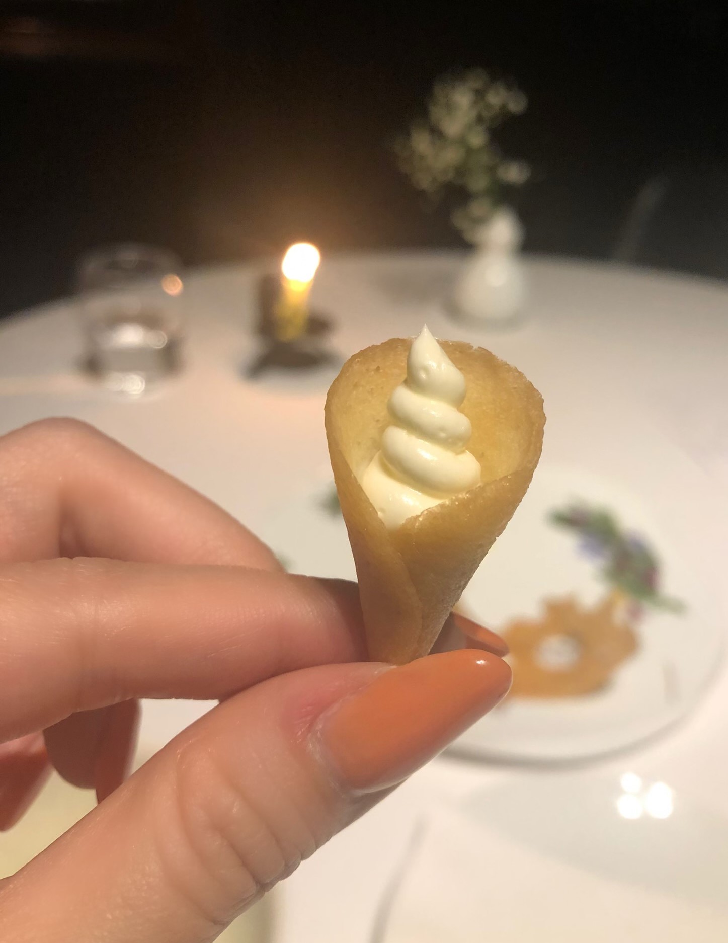 お菓子つまむ
