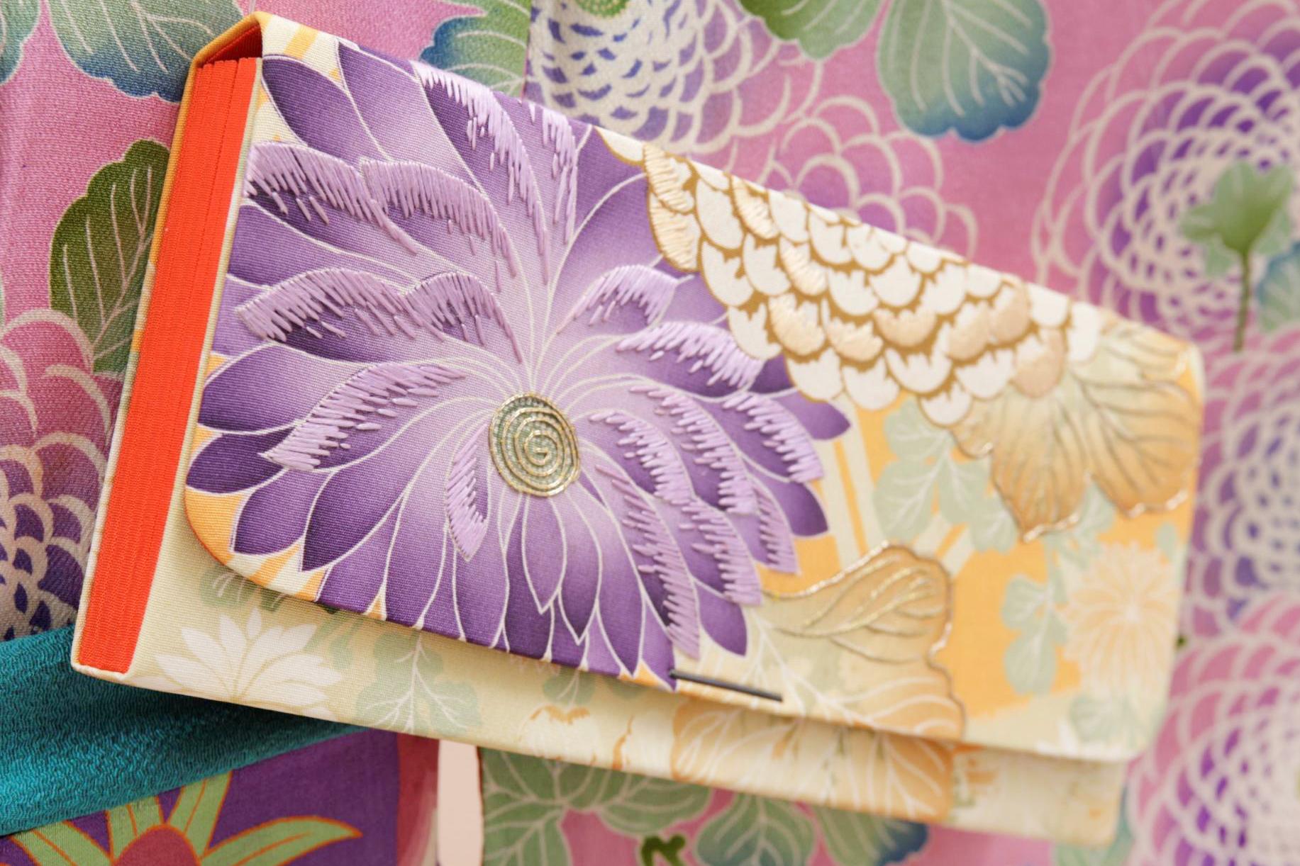 友禅染に菊のつややかな刺繍が美しい抱えバッグ