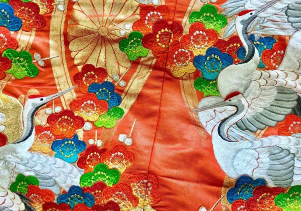 鮮やかな朱色に鶴が舞う豪華な着物