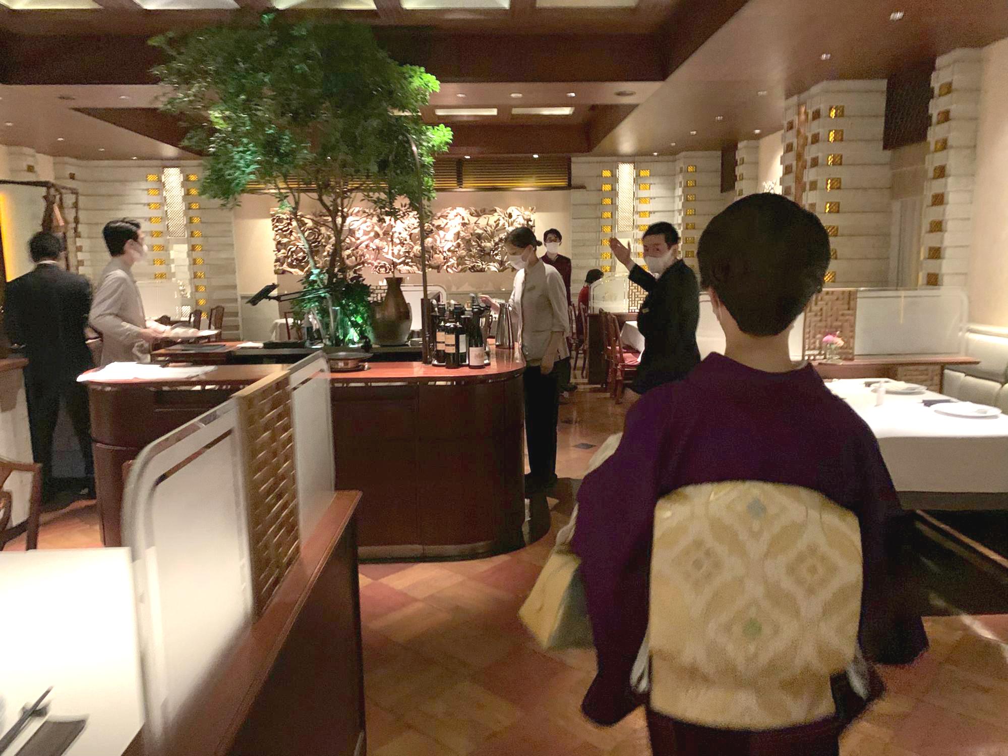 一番奥のテーブルへ