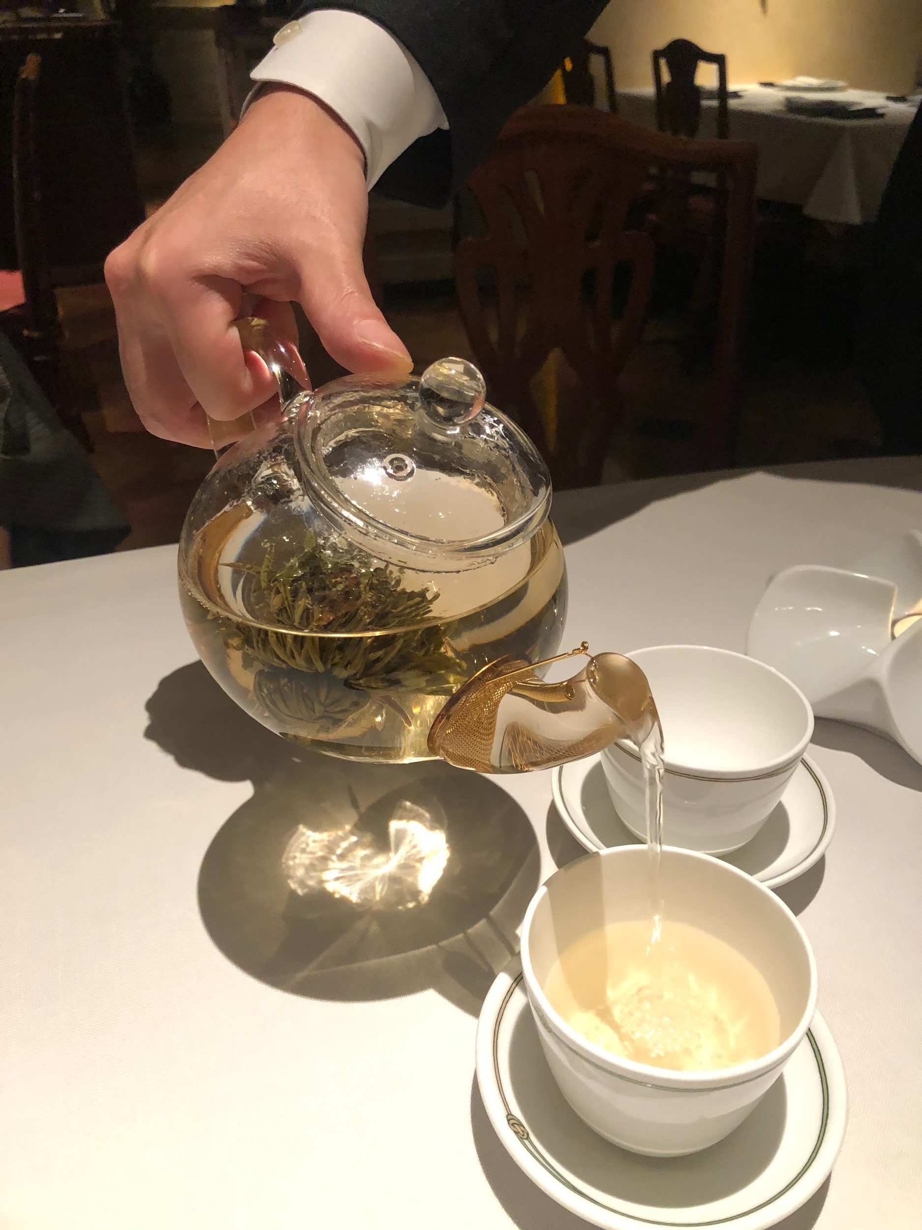美しい工芸茶とともに。