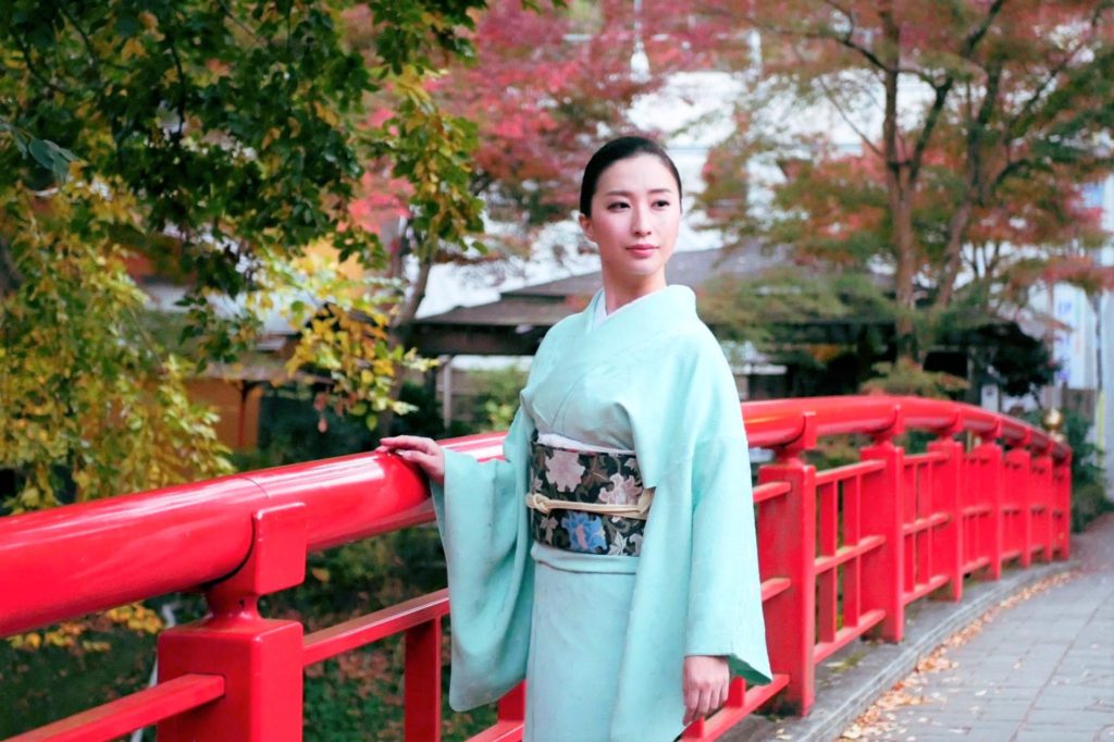 思いやりの心があらわれる立ち居振る舞い 花柳凜の 和でも洋でも美しく Vol 3 着物 和 京都に関する情報ならきものと 思いやりの心があらわれる立ち居振る舞い 花柳凜の 和でも洋でも美しく Vol 3 着物 和 京都に関する情報ならきものと