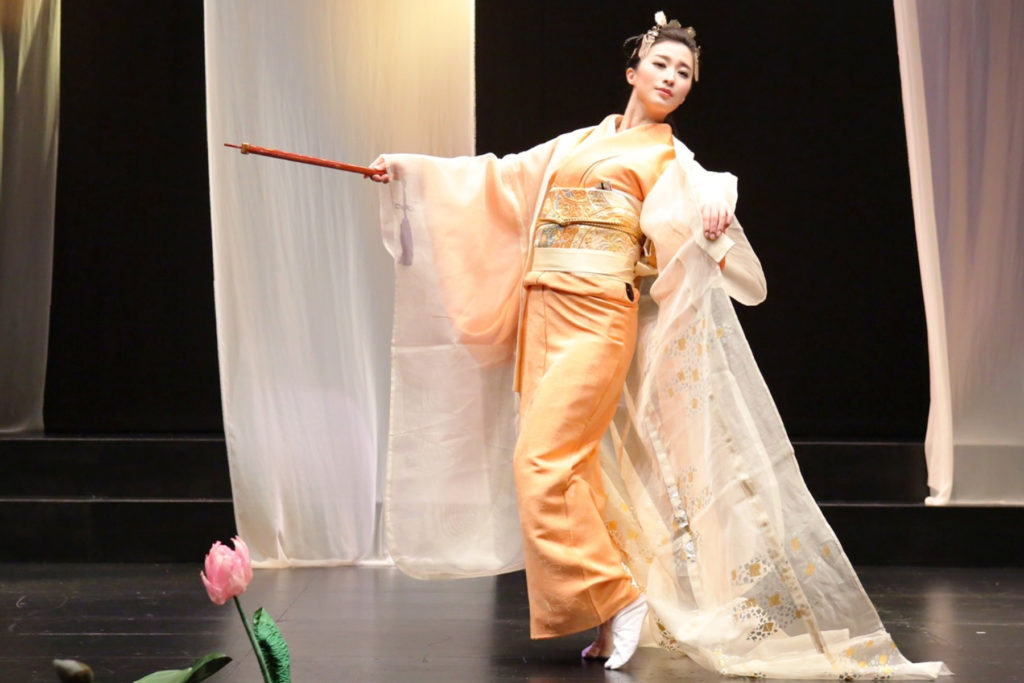 思いやりの心があらわれる立ち居振る舞い 花柳凜の 和でも洋でも美しく Vol 3 着物 和 京都に関する情報ならきものと 思いやりの心があらわれる立ち居振る舞い 花柳凜の 和でも洋でも美しく Vol 3 着物 和 京都に関する情報ならきものと