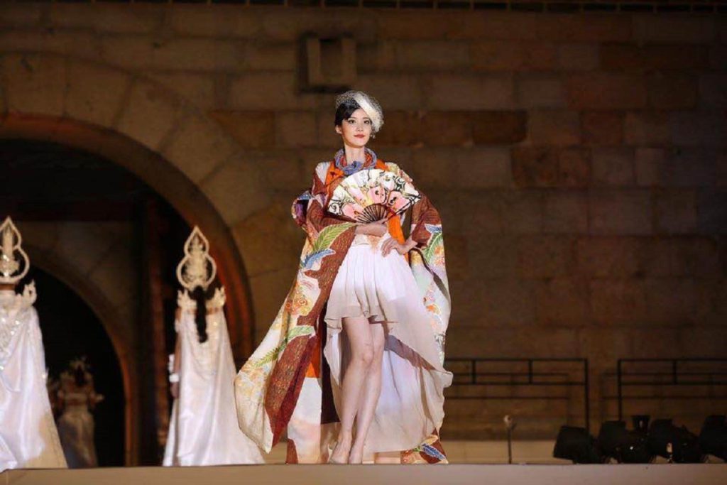 振袖絵羽からの羽織物とミニスカートとの組合せ