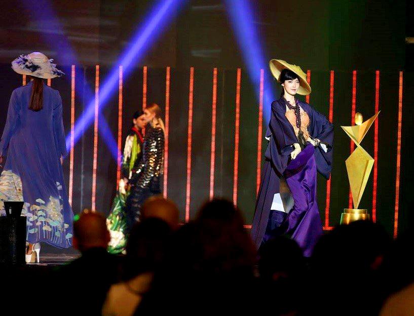 深い紫をシックでモダンな表現に