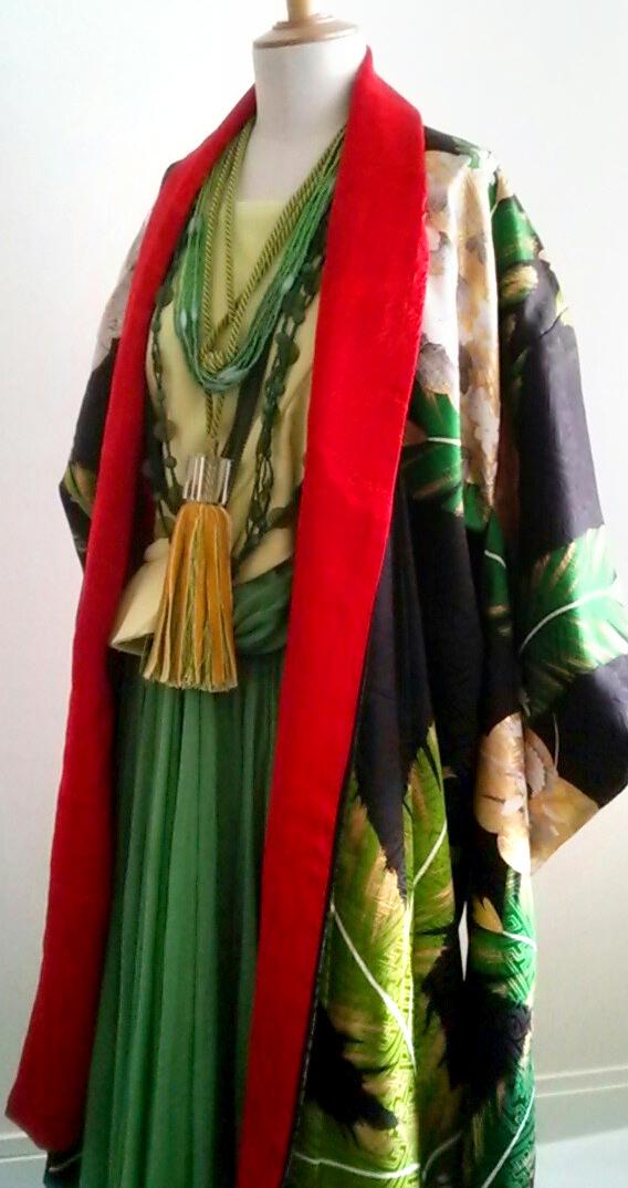 洋服に着物を羽織ったスタイル