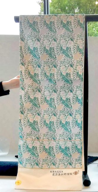 120年前のアールヌーボーの柄を復刻した帯。