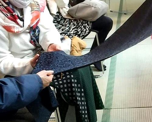 たて（経）とよこ（緯）の糸が独立していて、光と陰で見え方が変わります。