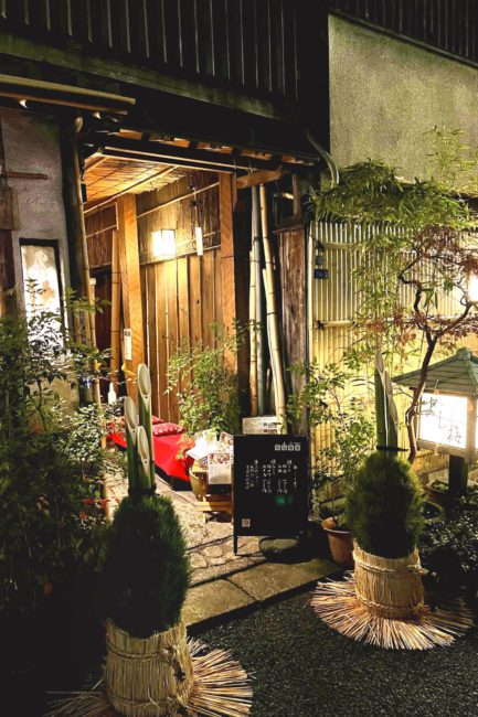 よし梅店前