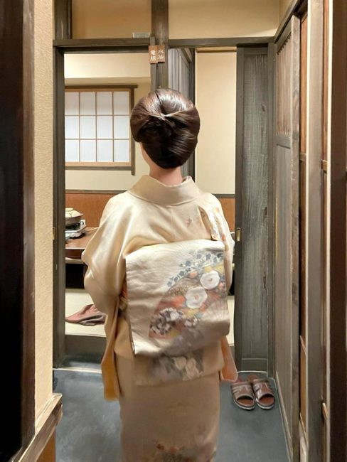 仲居さんに案内していただき店の奥へ
