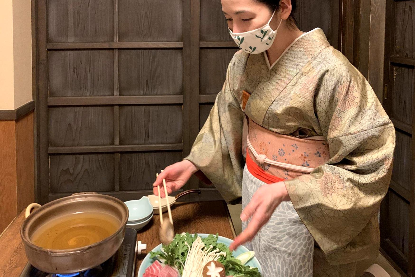仲居さんに鍋を作っていただく
