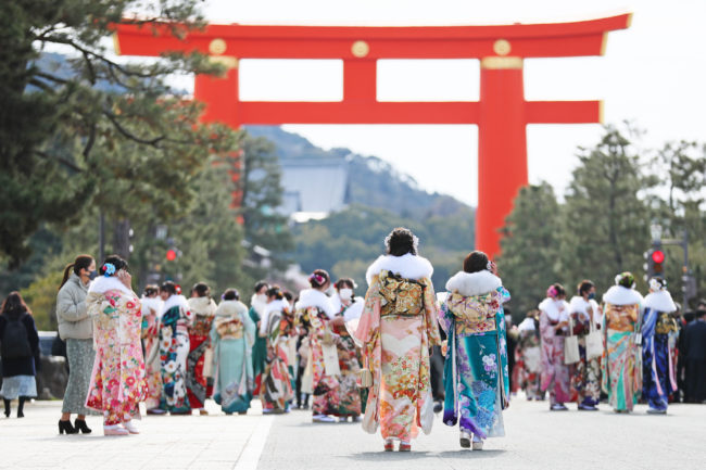 成人式の着物 振袖の基本情報まとめ 時期 選び方 購入とレンタルの値段相場など徹底解説 着物 和 京都に関する情報ならきものと 成人式の着物 振袖の基本情報まとめ 時期 選び方 購入とレンタルの値段相場など徹底解説 着物 和 京都に関する情報ならきものと
