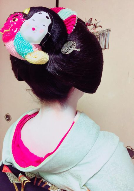 頭に梵天をつけておふくの後ろに鬼さん、おかめさんのお面！