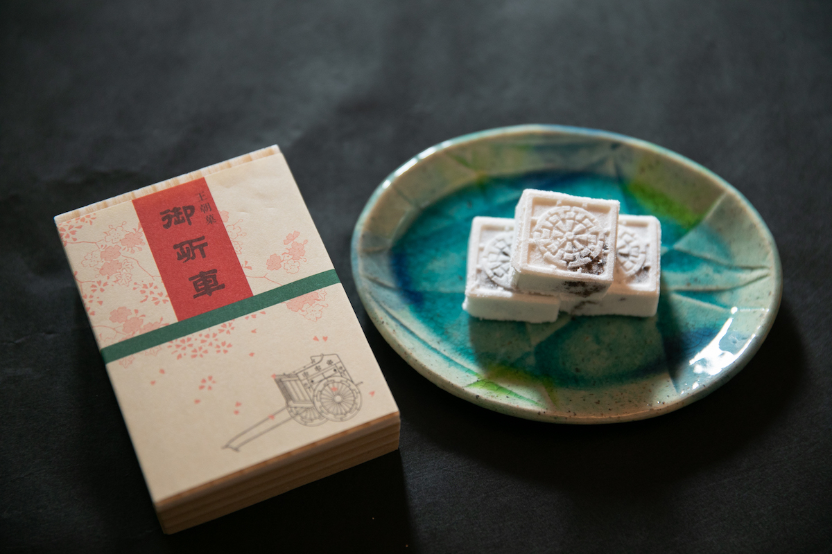 老松の代表銘菓『御所車』