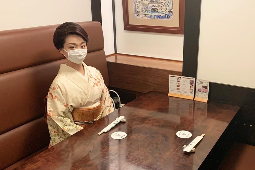 暖簾をくぐり、ソファー個室まで