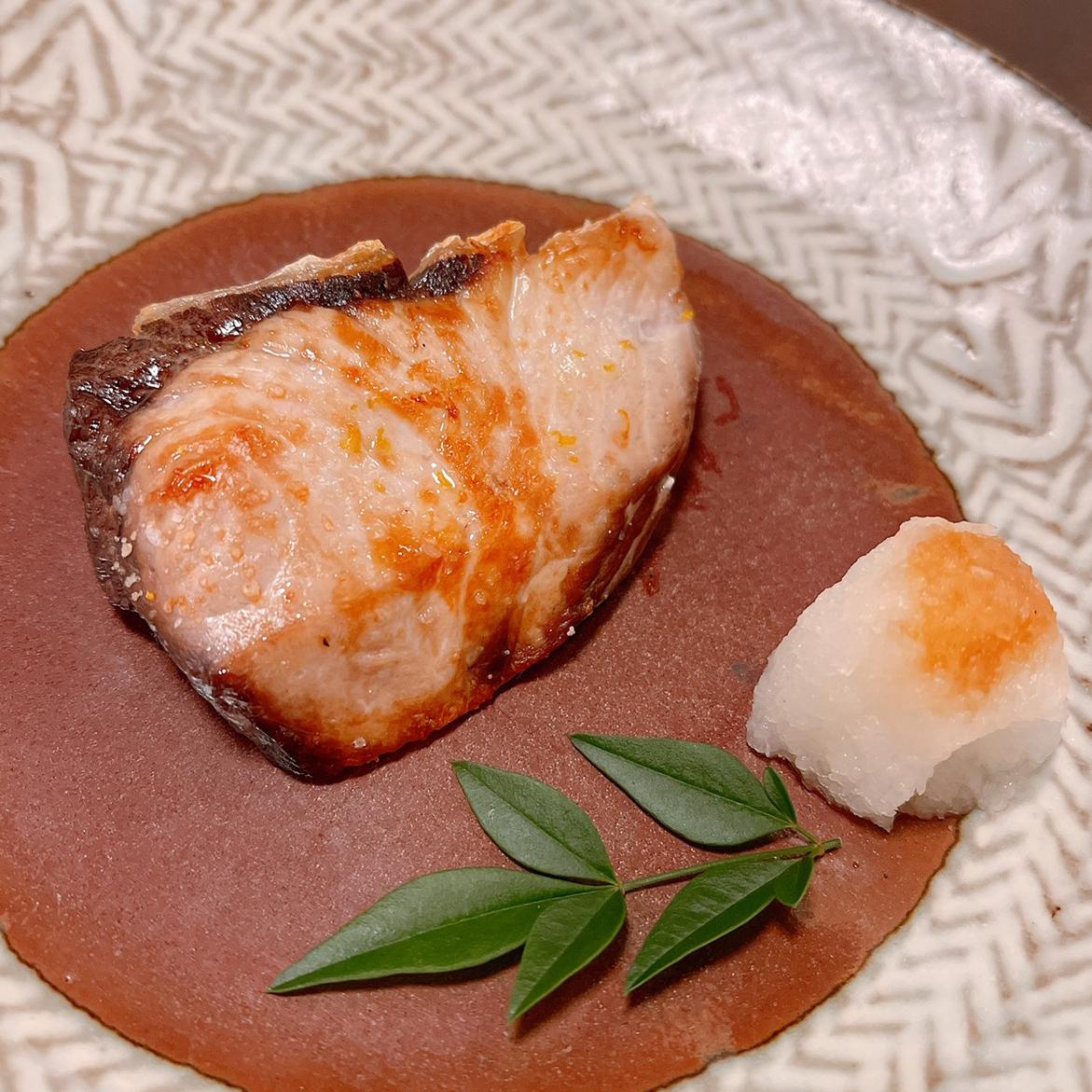 お通しの、寒ぶりの柚子塩焼き