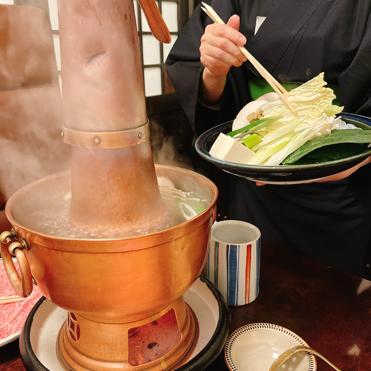 仲居さんが、野菜などを入れてくださいます。