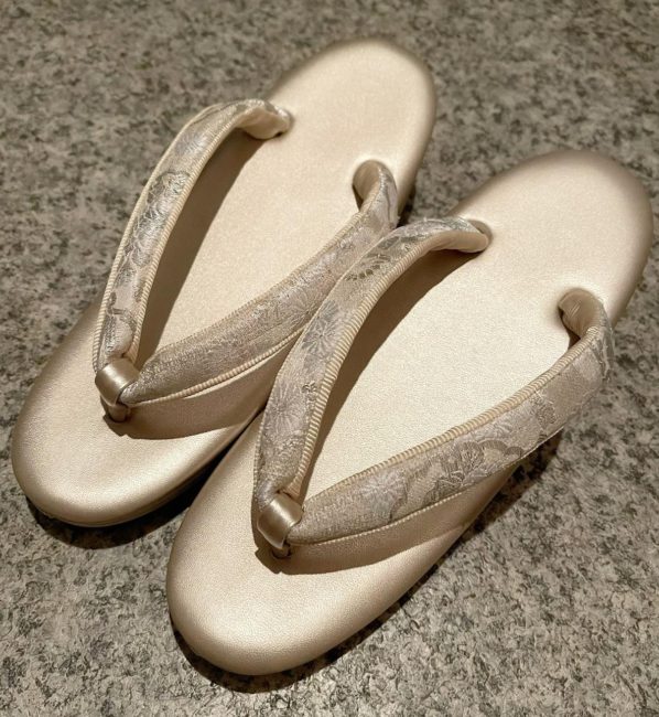 上品なシャンパンゴールドの草履
