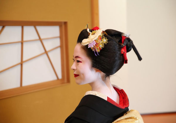 「襟替え」とは、芸妓になる日のこと。
